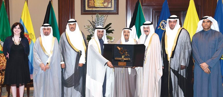  صاحب السمو الأمير الشيخ صباح الأحمد يتسلم هدية تذكارية من الوزير د.نايف الحجرف ويوسف الجاسم بمناسبة احتفال الخطوط الجوية الكويتية بمرور ٦٥ عاما على إنشائها