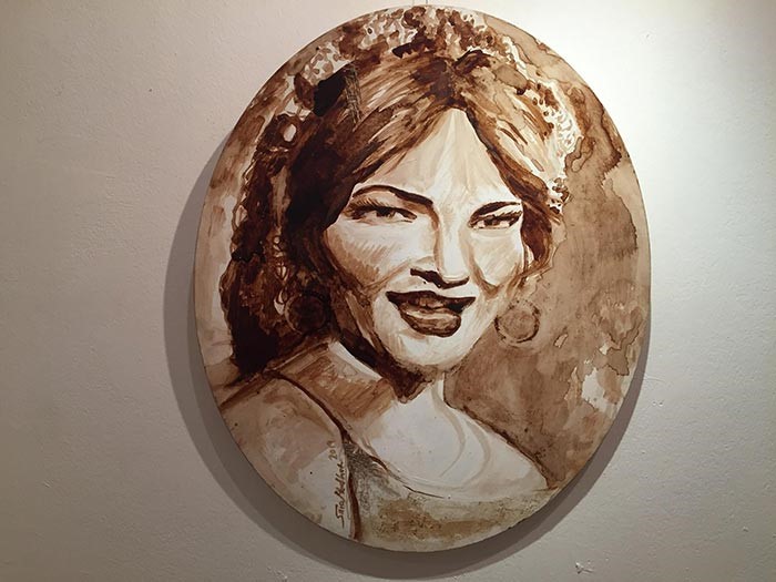 بالفيديو.. شاهد مصرية ترسم الفنانين بالقهوة.. الصدفة هي السبب