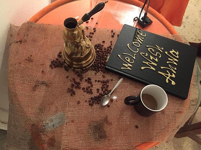 بالفيديو.. شاهد مصرية ترسم الفنانين بالقهوة.. الصدفة هي السبب