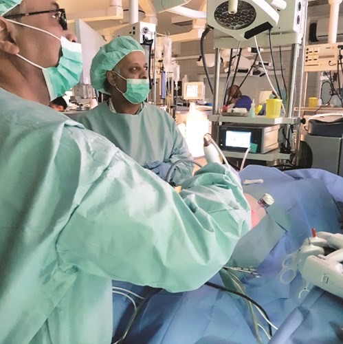 الهيفي خلال تدريب الأطباء على إجراء جراحات السمنة﻿