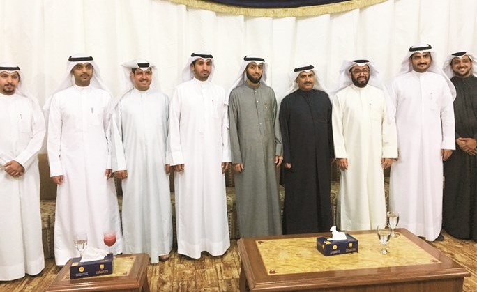د.سعود الحربي ومطيع العجمي يتوسطان أعضاء الجمعية والحضور خلال حفل الاستقبال ﻿