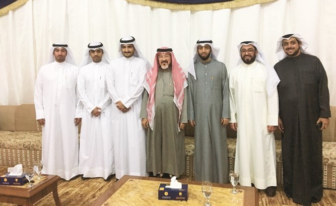مستشار الإدارة العامة الزميل يوسف عبدالرحمن مهنئا رئيس وأعضاء جمعية المعلمين﻿