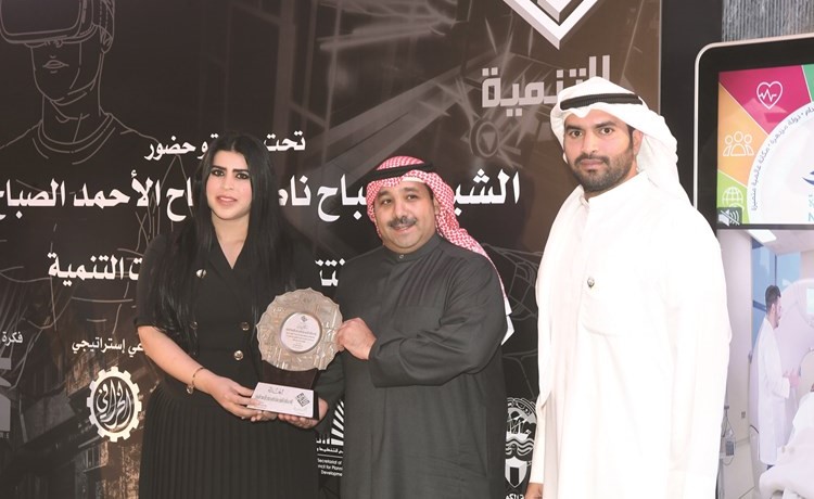 الشيخ صباح الناصر يتسلم درعا تذكارية من أبرار المسعود	(محمد هاشمقاسم باشا)﻿