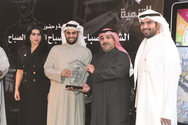 أحمد الخرافي يتسلم الدرع التكريمية نيابة عن شركة الخرافي﻿
