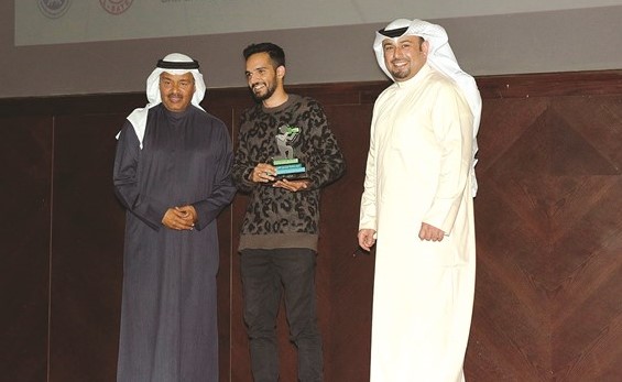 عبدالرزاق العيسى وعبدالرحمن العقل يكرمان أحد الفائزين﻿
