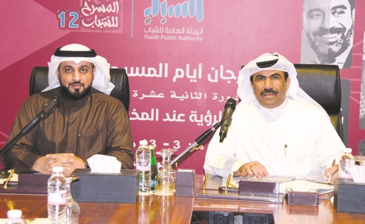 د.بدر المهنا ورئيس المركز الإعلامي الزميل مفرح الشمري خلال المؤتمر﻿