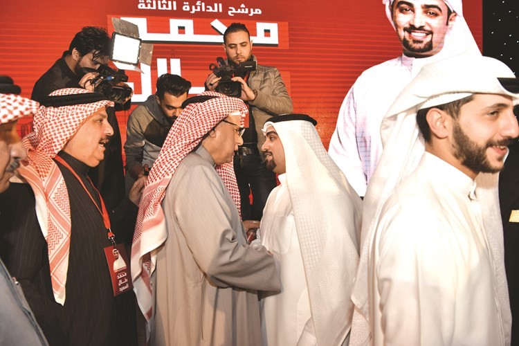 السعيد مستقبلا الحضور وبجواره والده﻿