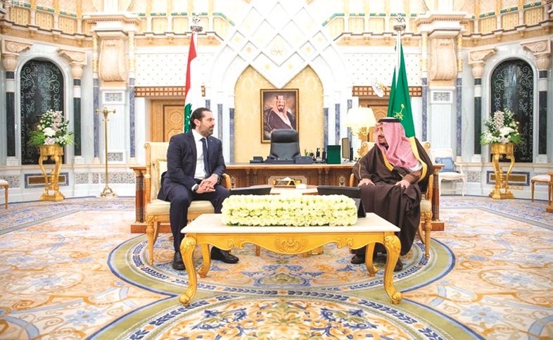 خادم الحرمين الشريفين الملك سلمان بن عبدالعزيز مستقبلا رئيس الحكومة اللبنانية سعد الحريري امس -(واس)﻿