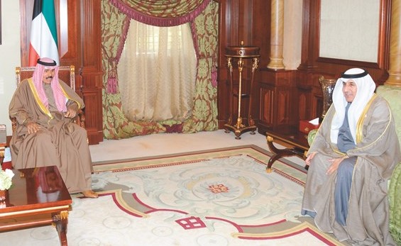سمو ولي العهد خلال استقباله سفيرنا في الأردن عزيز الديحاني﻿