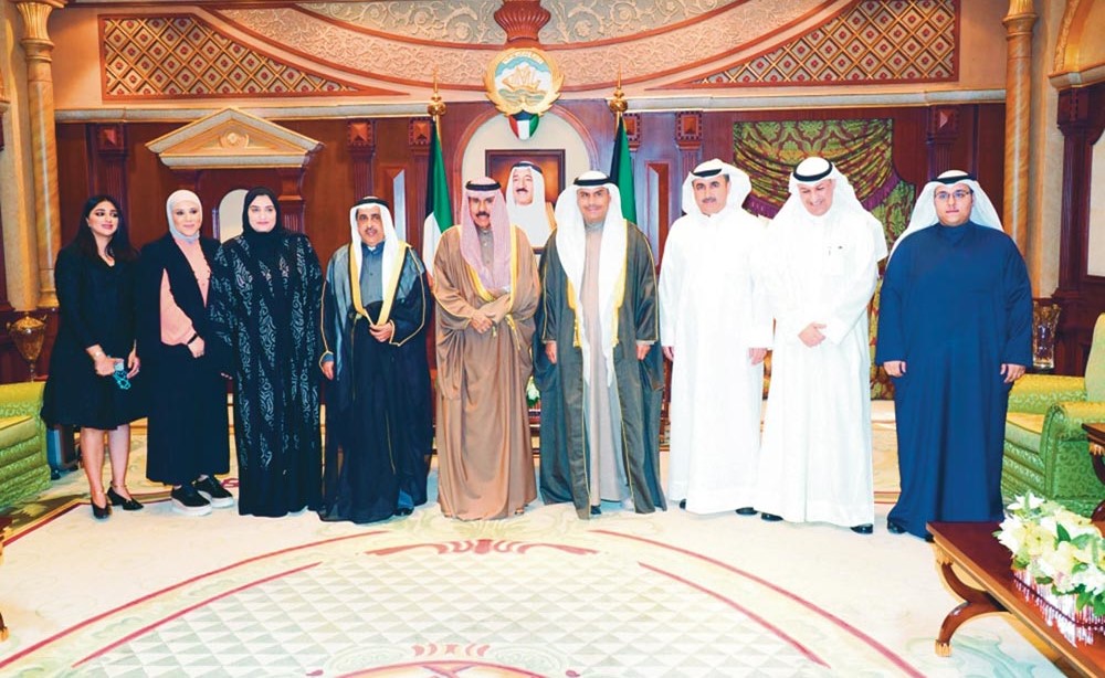 سمو ولي العهد الشيخ نواف الأحمد مستقبلا فريق ديوان المحاسبة المكلف بالإشراف على ميزانية ديوان سموه
