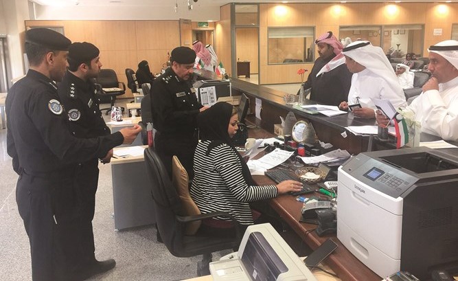 العميد عبدالقادر الشعبان خلال متابعته إنجاز المعاملات 