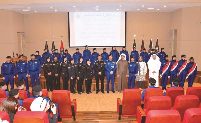 صورة جماعية تجمع قيادات الإطفاء والداخلية مع الخريجات الجدد﻿