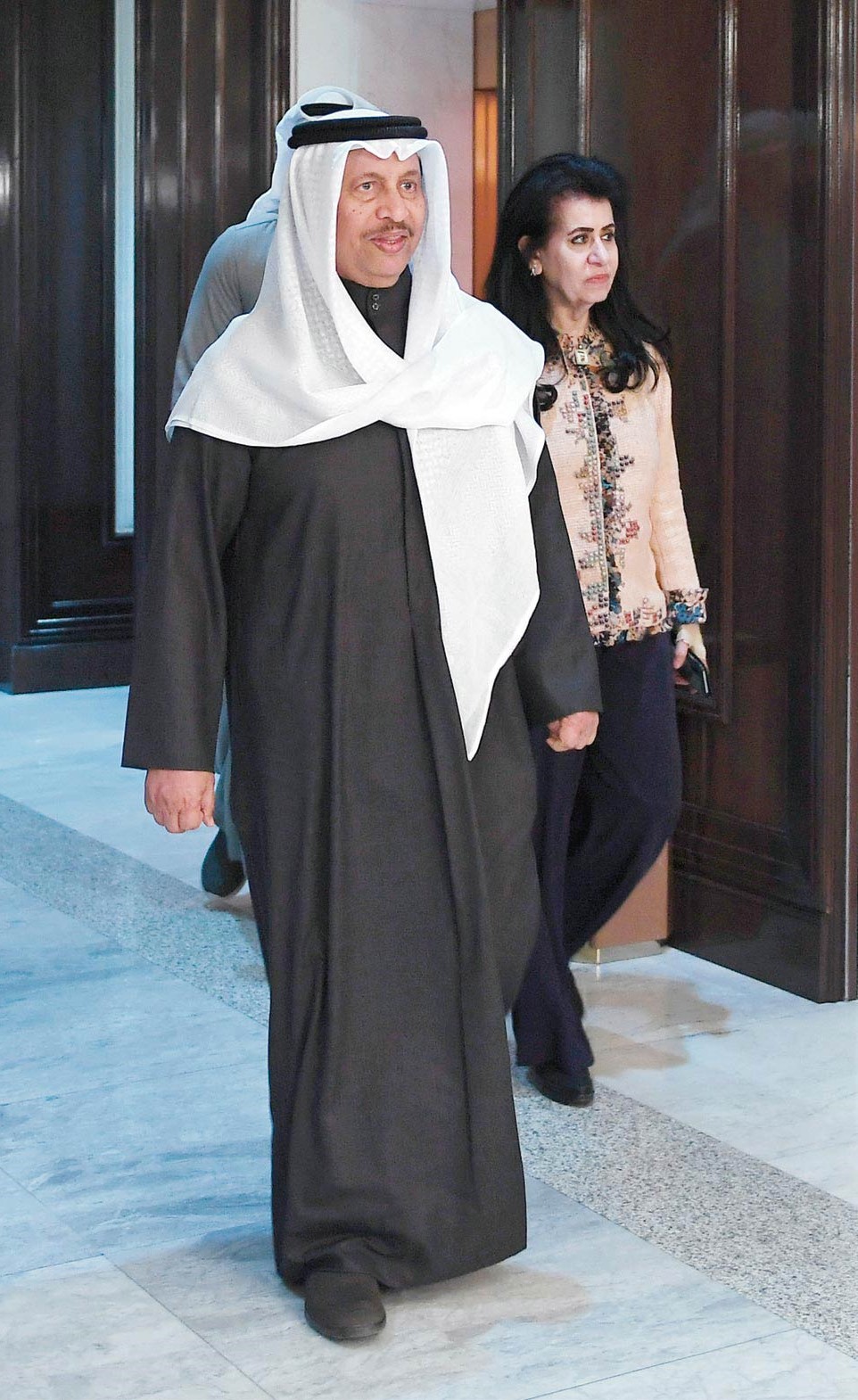 سمو الشيخ جابر المبارك متوجها إلى الاجتماع الأسبوعي لمجلس الوزراء وتبدو الشيخة اعتماد الخالد