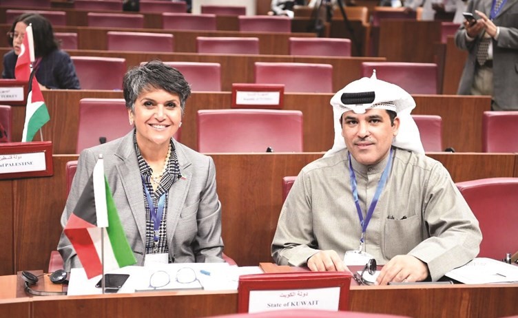 صفاء الهاشم مع مشعل العنزي خلال فعاليات المؤتمر﻿