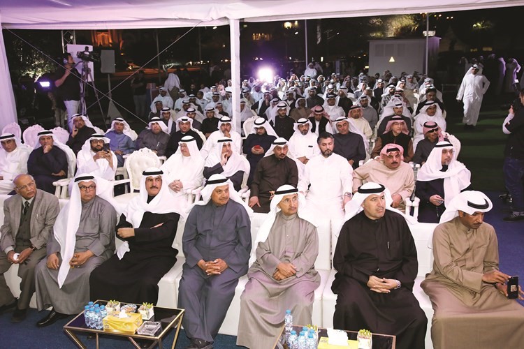 جانب من الحضور خلال ندوة العنجري﻿