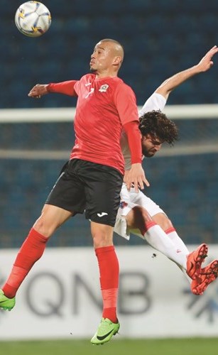 صاحب الهدف محمود زعترة في كرة مشتركة مع حميد ميدو﻿