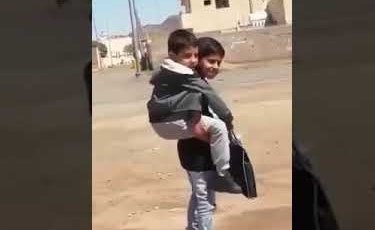 بالفيديو.. طالب يحمل أخيه الصغير على ظهره لهذا السبب ؟