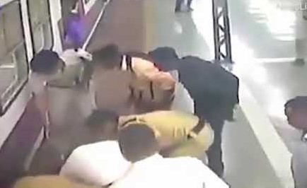 بالفيديو.. صدمها القطار وخرجت من تحته دون أضرار