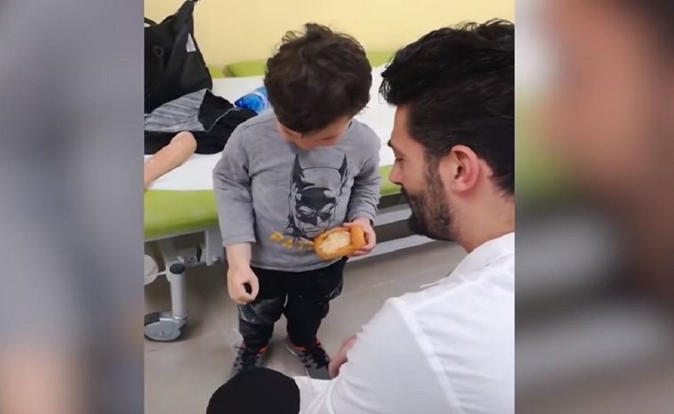 بالفيديو.. فرحة طفل مبتور اليد بعد حصوله على اخرى صناعية