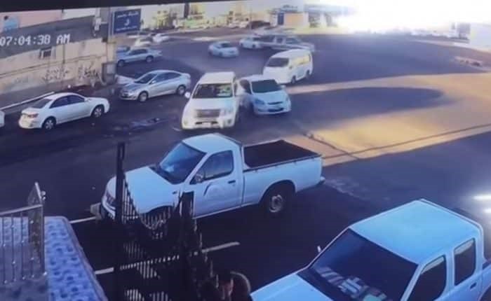 بالفيديو.. سائق متهور يرتطم بمركبتين بعد فقدانه السيطرة على سيارته
