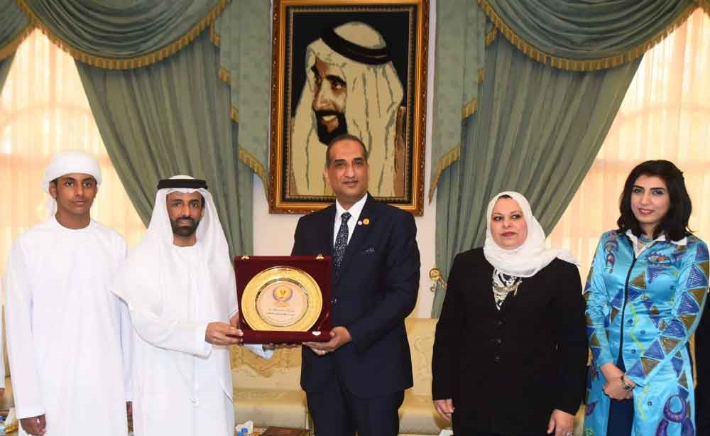  الإذاعي أحمد نور يسلم الشيخ د.محمد بن مسلم بن حم العامري أوسكار ووسام اتحاد المبدعين العرب 