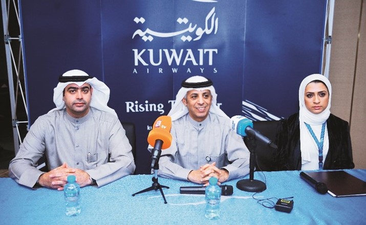 أحمد العجمي متوسطا مشعل الدلك وآمنة شمس خلال المؤتمر الصحافي﻿