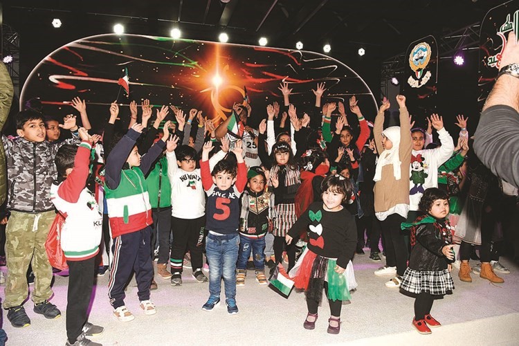 مشاركة الاطفال في احتفالات اعياد الكويت﻿