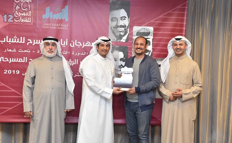 الزميل عبدالحميد الخطيب يتسلم تكريم الأنباء من مدير عام الهيئة العامة للشباب عبدالرحمن المطيري﻿