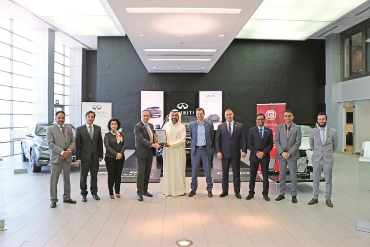 عبدالمحسن عبدالعزيز البابطين يسلم الجوائز للفائزين﻿