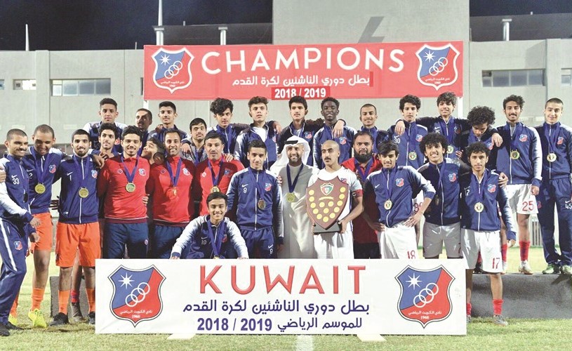 الجهازان الفني والاداري يتوسطان اللاعبين الابطال﻿