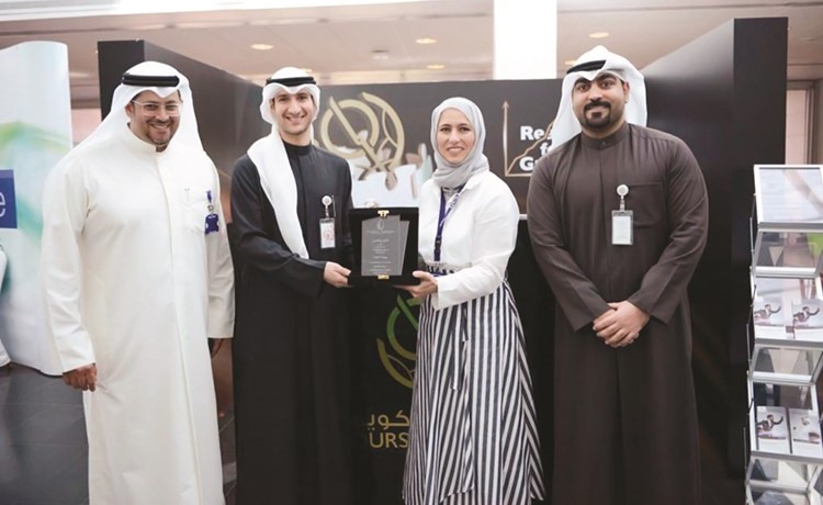 لقطة لمشاركة بورصة الكويت في معرض جامعة الخليج ﻿