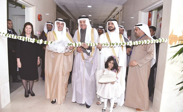 د.حامد العازمي ود.عبداللطيف الزياني ود.سميرة السيد عمر خلال قص شريط افتتاح المؤتمر ﻿