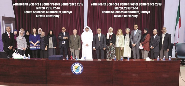 صورة جماعية للمشاركين في المؤتمر السنوي للملصق العلمي بكلية الطب﻿