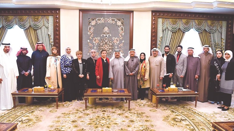 الشيخ ناصر صباح الأحمد متوسطا رئيس وأعضاء جمعية الفنون التشكيلية﻿