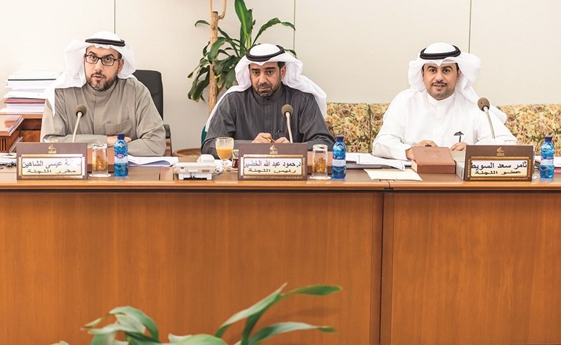 ثامر السويط ود.حمود الخضير وأسامة الشاهين أثناء اجتماع لجنة الشؤون الصحية والاجتماعية والعمل﻿
