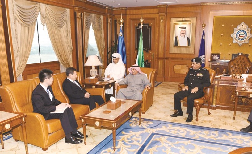 الشيخ خالد الجراح خلال استقباله هيرواكي تاكيزاوا والوفد المرافق له بحضور الفريق عصام النهام﻿