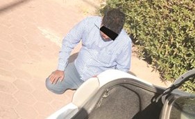 الآسيوي أمام دبة مركبته المليئة بالمخدرات﻿