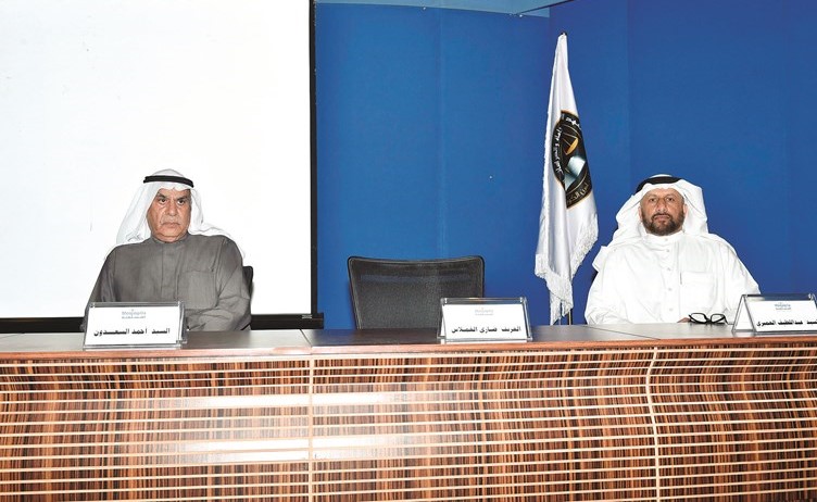 أحمد السعدون وعبداللطيف العميري خلال ندوة جمعية المحامين-(متين غوزال)﻿