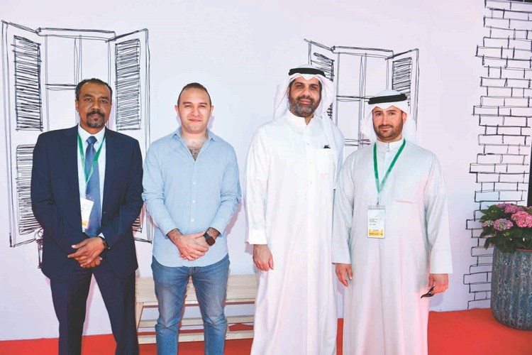 راكان المطوع وم.مهدي المبارك وبهيج عوض وأحد الضيوف﻿