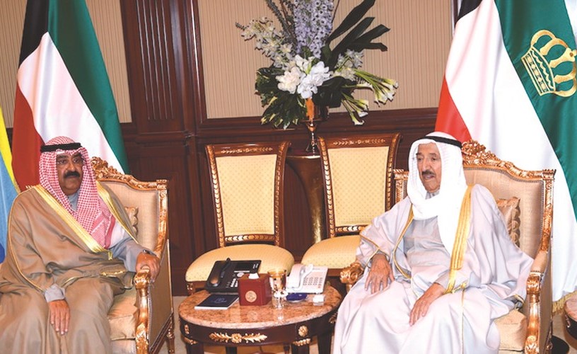 صاحب السمو الأمير الشيخ صباح الاحمد خلال استقباله الشيخ مشعل الاحمد ﻿