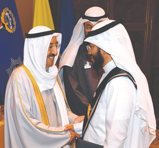 بالفيديو.. الأمير التقى ممثلي جمعية ملتقى الكويت الخيري والحائزين جائزة وشاح الكويت للبصمة الإنسانية: «تموا على هالنشاط.. عملكم هذا ربكم ما ينساه واحنا ما ننساه»
