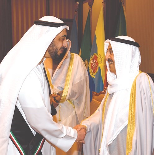  سمو الامير مصافحا د.خالد الشطي﻿