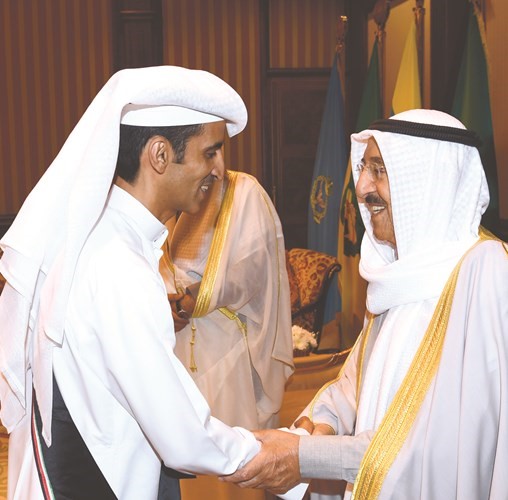  سمو الامير مصافحا ناصر العازمي﻿