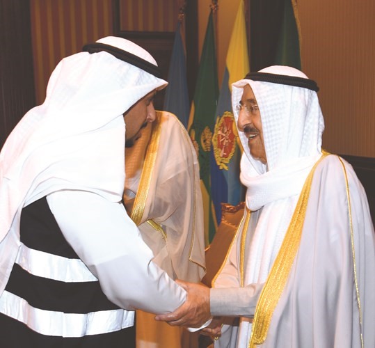 بالفيديو.. الأمير التقى ممثلي جمعية ملتقى الكويت الخيري والحائزين جائزة وشاح الكويت للبصمة الإنسانية: «تموا على هالنشاط.. عملكم هذا ربكم ما ينساه واحنا ما ننساه»