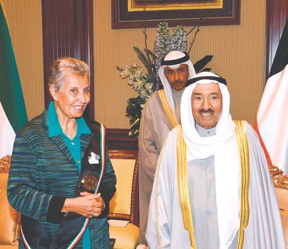 بالفيديو.. الأمير التقى ممثلي جمعية ملتقى الكويت الخيري والحائزين جائزة وشاح الكويت للبصمة الإنسانية: «تموا على هالنشاط.. عملكم هذا ربكم ما ينساه واحنا ما ننساه»