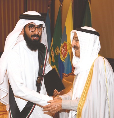 صاحب السمو مصافحا خالد مبارك الشامري﻿