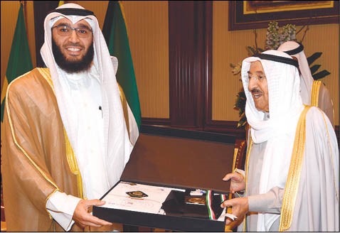 صاحب السمو الأمير الشيخ صباح الأحمد يتسلم وشاح الكويت للبصمة الإنسانية
