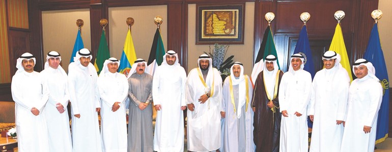 صاحب السمو الأمير الشيخ صباح الأحمد خلال استقباله سعد الخراز ورئيس وأعضاء مجلس إدارة جمعية المحامين ﻿