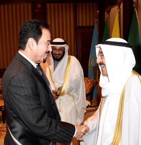 سمو الأمير مصافحا د.حمد الدعيج ﻿