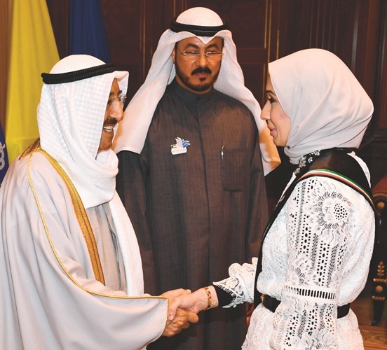 سمو الأمير مصافحا منيرة الكندري ﻿